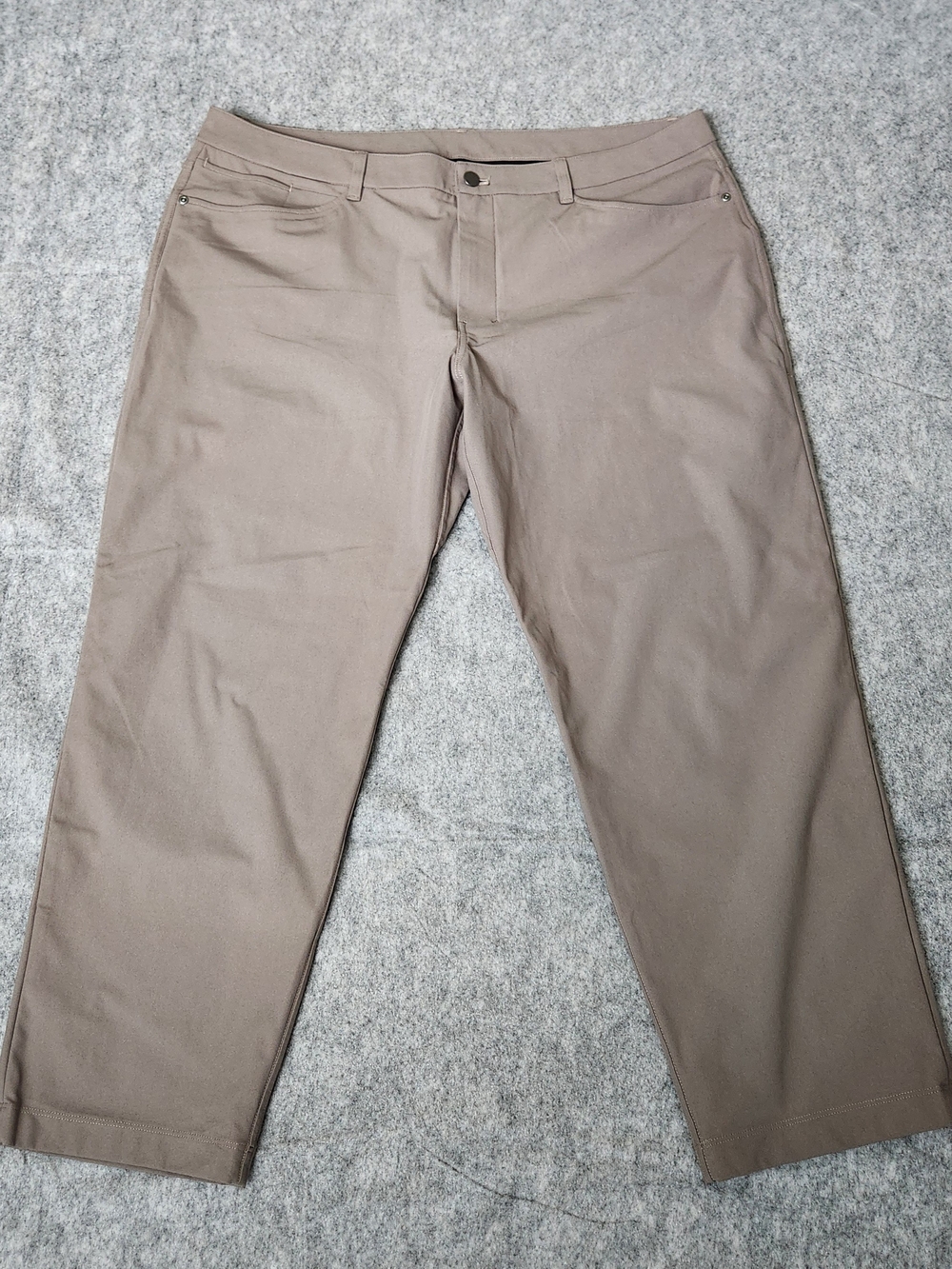 Lululemon ABC Classic Fit Warpstreme Men's 40x27 Brown Nomad Chino Pants Resort
